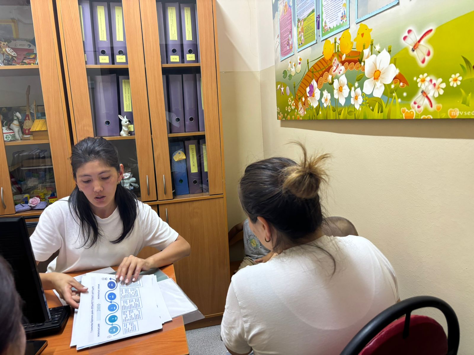 Балабақша әдіскерінің ата-аналарға кеңес беруі