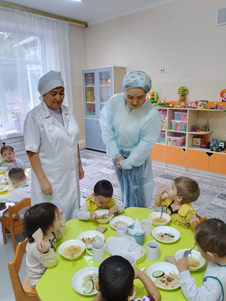 "Балапан" тобының ата- анасы тәрбиеленушілердің тамақтануын қадағалау